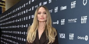 Η Αντζελίνα Τζολί ξυπνά αναμνήσεις από τα Όσκαρ του 2012 με μια νέα εμφάνιση που θυμίζει την πιο εμβληματική της στιγμή