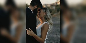 Η Άννα Κορακάκη στον γάμο της με τον Γιάννη Χαλκιαδάκη