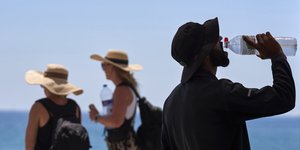 πινει νερο απο μπουκαλι