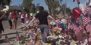 Νεαρός βανδάλισε μνημείο του Τσάρλι Κερκ στην Αριζόνα 