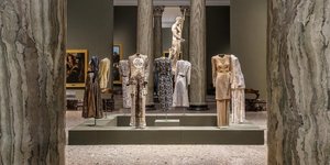 Οι δημιουργίες του Giorgio Armani πρωταγωνιστούν στην αφιερωμένη στο έργο του έκθεση στην Pinacoteca di Brera του Μιλάνου/ Φωτογραφία: Instagram/ @pinacotecabrera