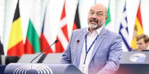 Σάκης Αρναούτογλου