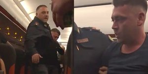 Η στιγμή της απομάκρυνσης του επιβάτη από το αεροσκάφος