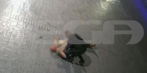 Αστυνομικός στο έδαφος από αυτοκίνητο