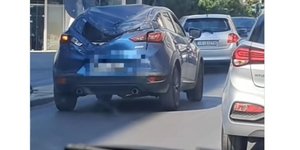 Διαλυμένο αυτοκίνητο έκανε βόλτες στην Αθήνα -Απίστευτες εικόνες