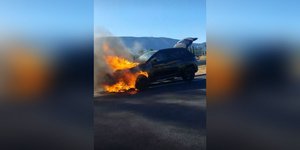 Αυτοκίνητο καίγεται Αττική Οδό