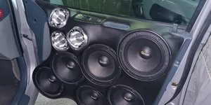 Αυτοκίνητο με ηχεία