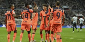 Παίκτες της Μπαρτσελόνα πανηγυρίζουν στην έδρα της Νιούκαστλ