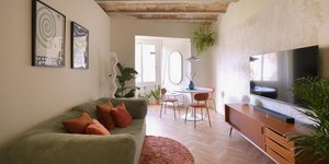 Το Bauhaus ζωντανεύει μέσα από καμπύλες, χρώμα και vintage πινελιές σε ένα σπίτι 52 τ.μ.