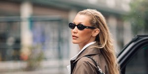 Η Μπέλα Χαντίντ φόρεσε στο Παρίσι το πανωφόρι που θα βλέπουμε παντού αυτό το φθινόπωρο