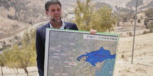 Ο Μπεζαλέλ Σμότριχ κρατά χάρτη της Γάζας
