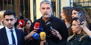 Ο Βασίλης Μπισμπίκης κάνει δηλώσεις αφότου αφέθηκε ελεύθερος 