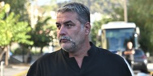 Ο Βασίλης Μπισμπίκης έξω από την Ευελπίδων 