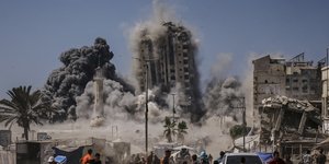 Παλαιστίνιοι τρέχουν να βρουν καταφύγιο κατά τη διάρκεια ισραηλινής αεροπορικής επιδρομής σε πολυώροφο κτίριο στην πόλη της Γάζας, την Παρασκευή 5 Σεπτεμβρίου 2025, μετά από προειδοποίηση του ισραηλινού στρατού