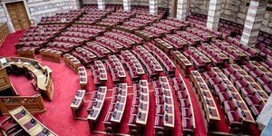 Άδεια έδρανα στη Βουλή