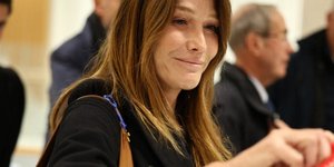 Η Κάρλα Μπρούνι κατεβάζει κάλυμμα μικροφώνου μετά την απόφαση για τον Νικολά Σαρκοζί 