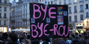 Διαδηλωτές στη Γαλλία αποχαιρετούν ειρωνικά τον Φρανσουά Μπαϊρού