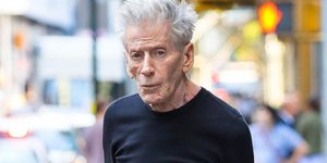 Αναγνωρίζετε αυτόν τον κύριο; Είναι ο 82χρονος Calvin Klein, ο θρύλος που υπέγραψε τις πιο σέξι καμπάνιες