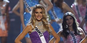 Η Camille Cerf (στο κέντρο), που κέρδισε τον διαγωνισμό το 2015, είπε ότι δεν είχε μιλήσει ποτέ με τον συγγραφέα