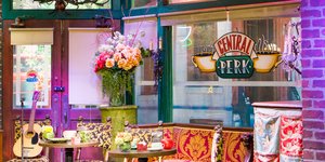 Η γωνία που συνήθως έπαιξε κιθάρα η Φίμπι από τα «Φιλαράκια» στο στέκι της παρέας «Central Perk» 