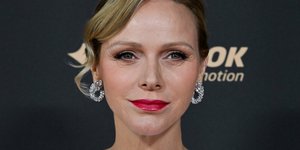 Πριγκίπισσα Σαρλίν: Το κομψό beauty look που κολακεύει κάθε γυναίκα μετά τα 40