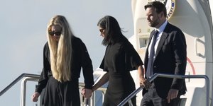 Ο Αντιπρόεδρος Τζέι Ντι Βανς, δεξιά, η Δεύτερη Κυρία Ούσα Βανς, στο κέντρο και η Έρικα Κερκ