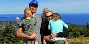 Ο Τσάρλι Κερκ με τη σύζυγό του Έρικα και τα δύο παιδιά τους