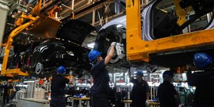 Εργάτες σε εργοστάσιο αυτοκινήτων την Κίνα