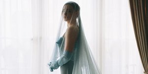 Η ηθοποιός Κλόε Γκρέις Μόρετζ με το γαλάζιο Louis Vuitton νυφικό της