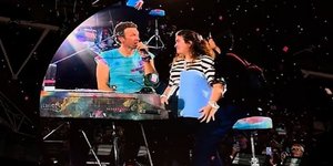 Ο Κρις Μάρτιν ανέβασε δύο Ισραηλινές στη σκηνή