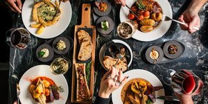 Η εμπειρία του φαγητού στα εστιατόρια έχει μεταμορφωθεί ριζικά τα τελευταία χρόνια, και το 2025 μοιάζει να σηματοδοτεί τη διαμόρφωση ενός νέου σαβουάρ βιβρ / PEXELS