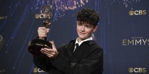 Ο 15χρονος Όουεν Κούπερ με το βραβείο Emmy