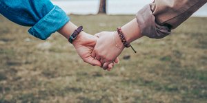 Ζώντας μόνος ή σε ζευγάρι: Ποια επιλογή φέρνει περισσότερη ευτυχία, σύμφωνα με την Eπιστήμη