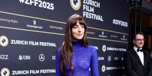 Η Ντακότα Τζόνσον μάγεψε το κοινό με δαντελένιο Gucci φόρεμα σε blue electric απόχρωση