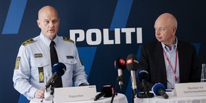 Ο Πίτερ Έκεμπτζερκ (αριστερά) από την Εθνική Αστυνομία και ο Χένρικ Μπρόντερσεν, αναπληρωτής διευθυντής της Δανικής Υπηρεσίας Ασφαλείας, σε κοινή συνέντευξη Τύπου στην Κοπεγχάγη