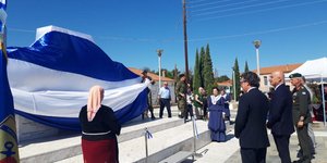 Νίκος Δένδιας ανεμιζει φωτογραφία