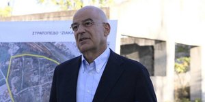 Ο Νίκος Δένδιας στο στρατόπεδο Ζιάκα