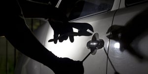 Οι αστυνομικοί βρήκαν τον 44χρονο να κοιμάται στο όχημα και διαπίστωσαν ότι το είχε διαρρήξει με σκοπό την κλοπή του / SHUTTERSTOCK