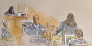 Σκίτσο της αίθουσας του δικαστηρίου δείχνει τον ειδικό πράκτορα της Μυστικής Υπηρεσίας, Τζέισον Χάρις, να καταθέτει κατά τη διάρκεια της δίκης του Ράιαν Ράουθ (αριστερά)