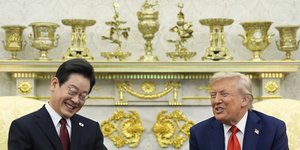 Ο Ντόναλντα Τραμπ με τον πρόεδρο της Νότιας Κορέας Λι Τζάε Μιουνγκ στο Οβάλ Γραφείο του Λευκού Οίκου