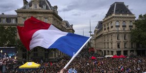 Η Γαλλία βρίσκεται ξανά στο χείλος μιας νέας ιστορικής καμπής. Σαν να ξυπνούν φαντάσματα από το 1789, από την Παρισινή Κομμούνα και τον Μάη του ’68 / ΑΡ