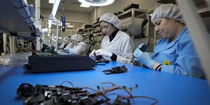 Ουκρανές συναρμολογούν drones σε βιομηχανική δομή στη Λετονία, που μαζί με τη Λιθουανία και την Εσθονία είναι τα τρία κράτη-μέλη του NATO στη Βαλτική θάλασσα