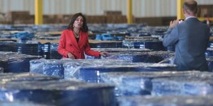 Η Εισαγγελέας των ΗΠΑ για την Περιφέρεια της Κολούμπια, Ζανίν Πίρο, αριστερά, στέκεται ανάμεσα σε βαρέλια κατασχεμένων χημικών στην Πασαντένα του Τέξας, την Τετάρτη, 3 Σεπτεμβρίου 2025