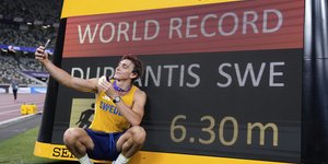 Ο Ντουπλάντις βγάζει σέλφι με το παγκόσμιο ρεκόρ πίσω του 