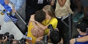 O Ντουπλάντις φιλάει την σύντροφό του, Ντεζιρέ