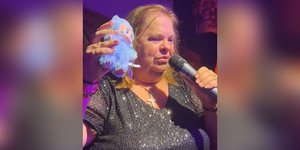 Η Έφη Θώδη τραγουδάει κρατώντας ένα Labubu