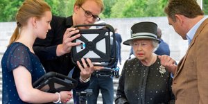 Η βασίλισσα Ελισάβετ σε επίδειξη tablet 