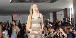 Η τρανς κόρη του Έλον Μασκ σε σόου στην Εβδομάδα Μόδας της Νέας Υόρκης 