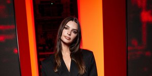 Η Έμιλι Ραταϊκόφσκι αβίαστα κομψή με oversized μαύρο σακάκι