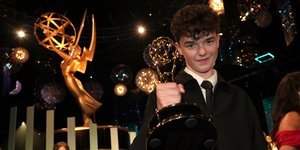 Ο 15χρονος Όουεν Κούπερ με το βραβείο Emmy